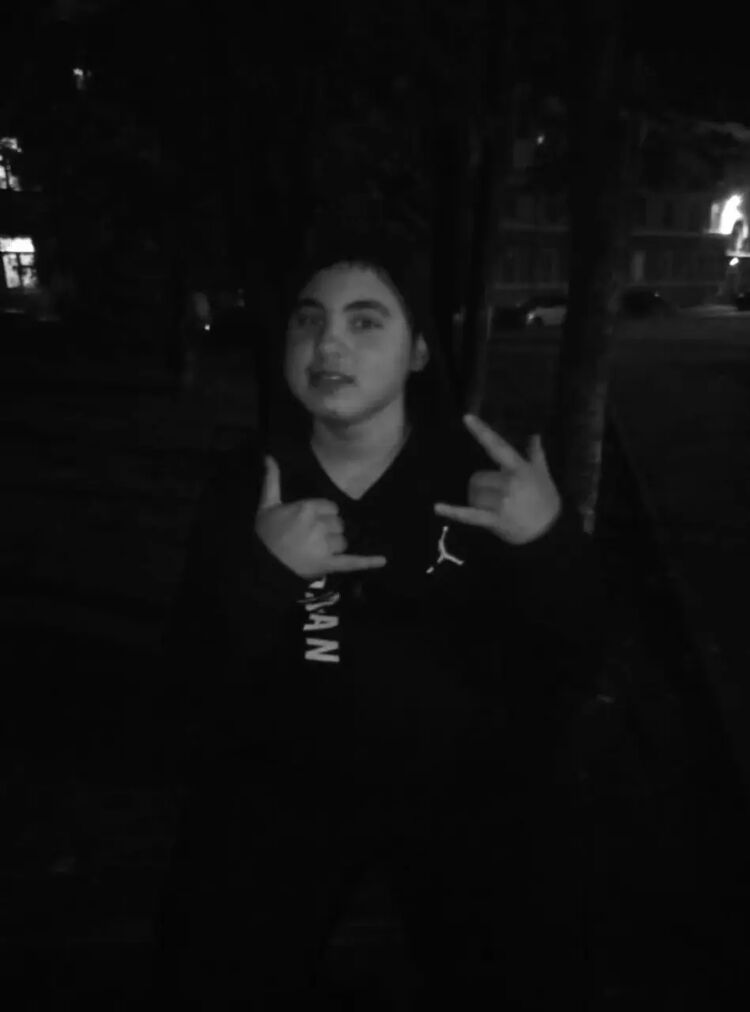  31002595  Konstantin, 20 ,    