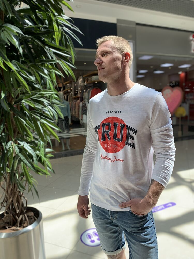  24227845  Ilya, 32 ,    