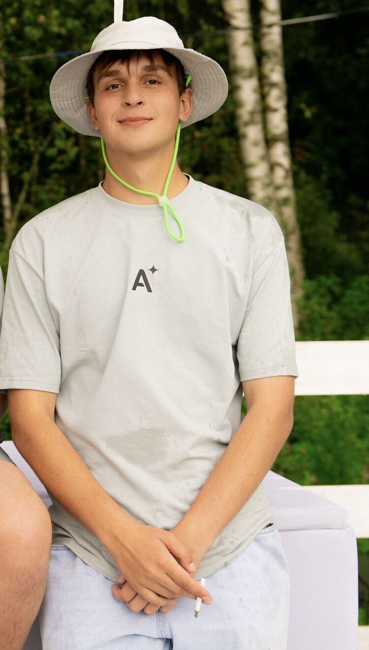  53748785  Denis, 22 ,    