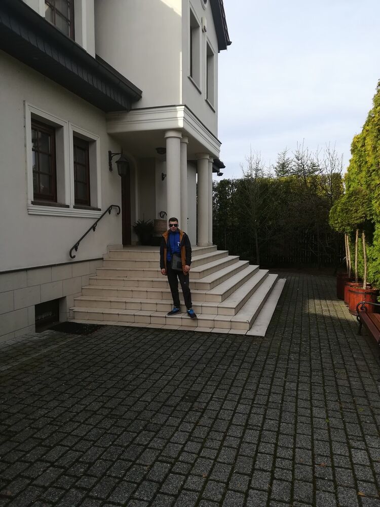  15557165  Dominik, 33 ,    