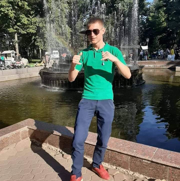  37078385  Artur, 25 ,    