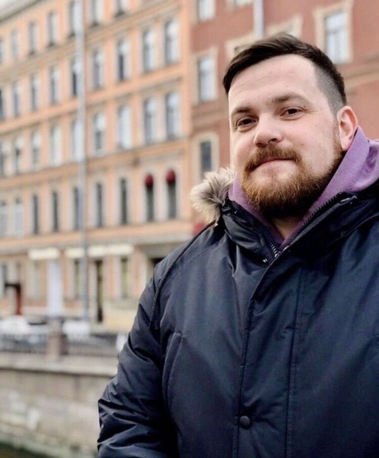  33496795  Ը, 42 ,    -