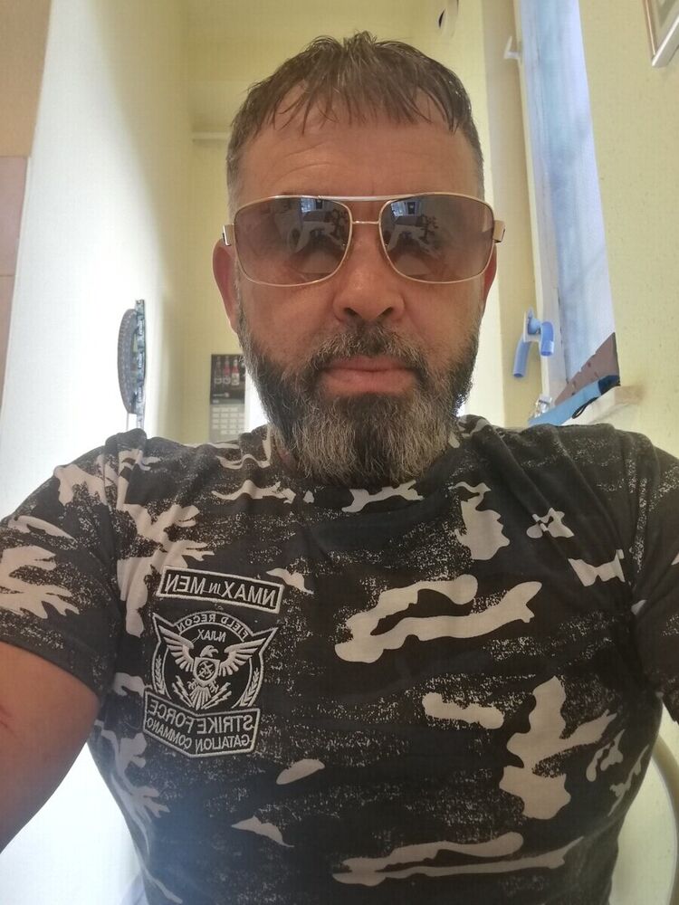  21155865  Istvan, 47 ,    