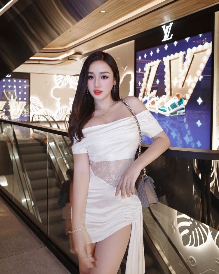  ,   Dora Lucky, 21 ,   ,   