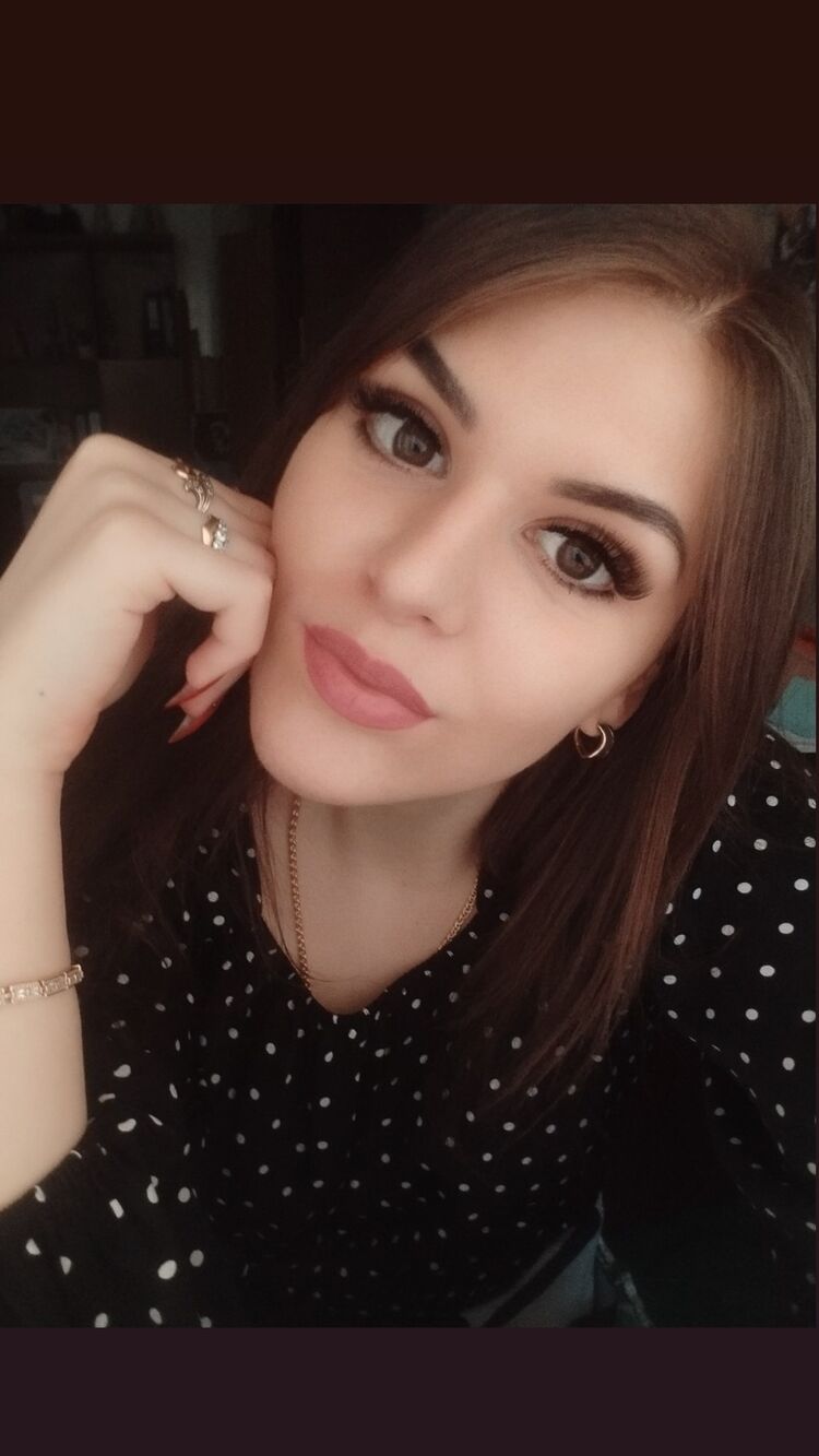  --,   Julia, 24 ,   ,   