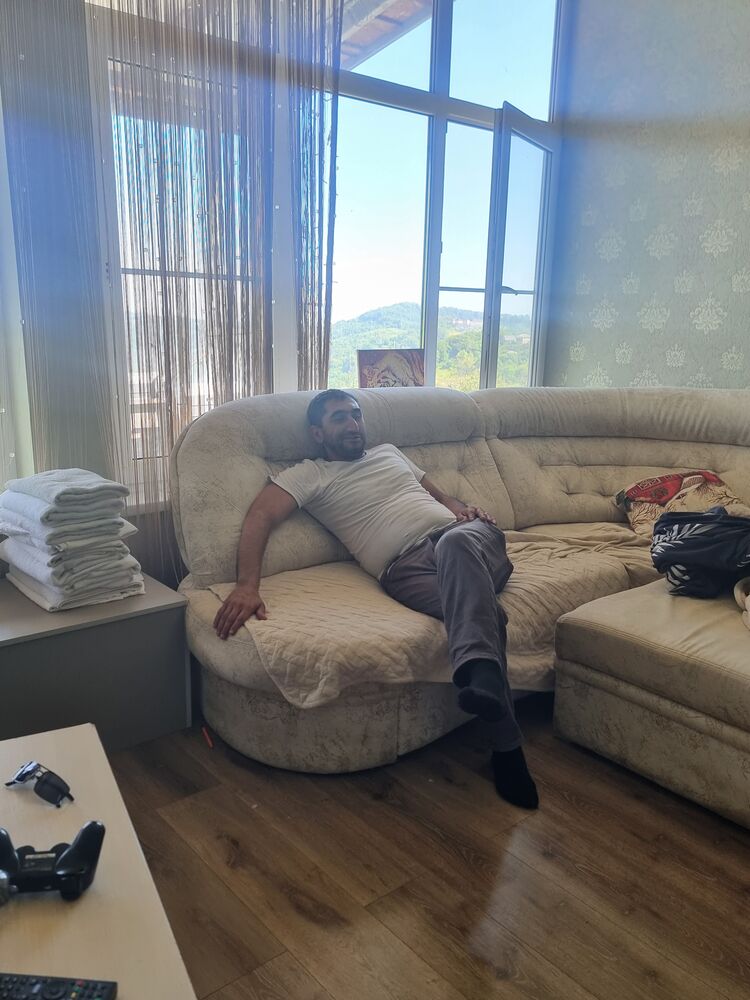  52598725  Taron, 34 ,    