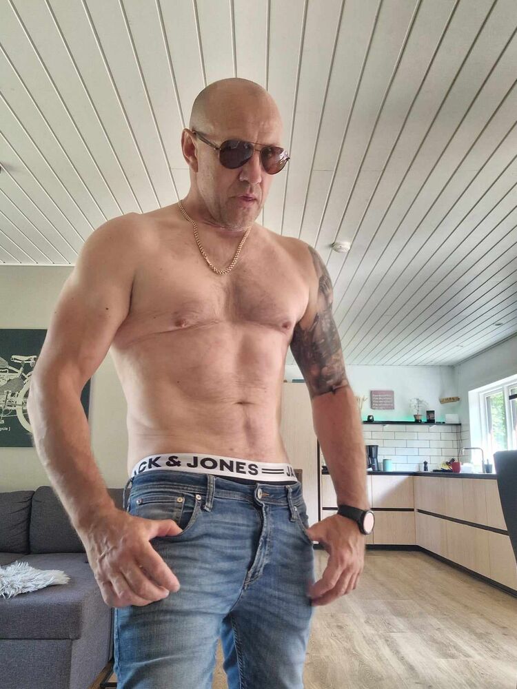  43432775  Tomas, 47 ,    