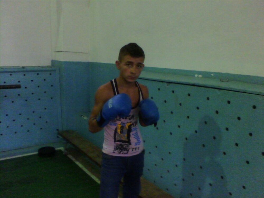 ,   Viktor, 34 ,   