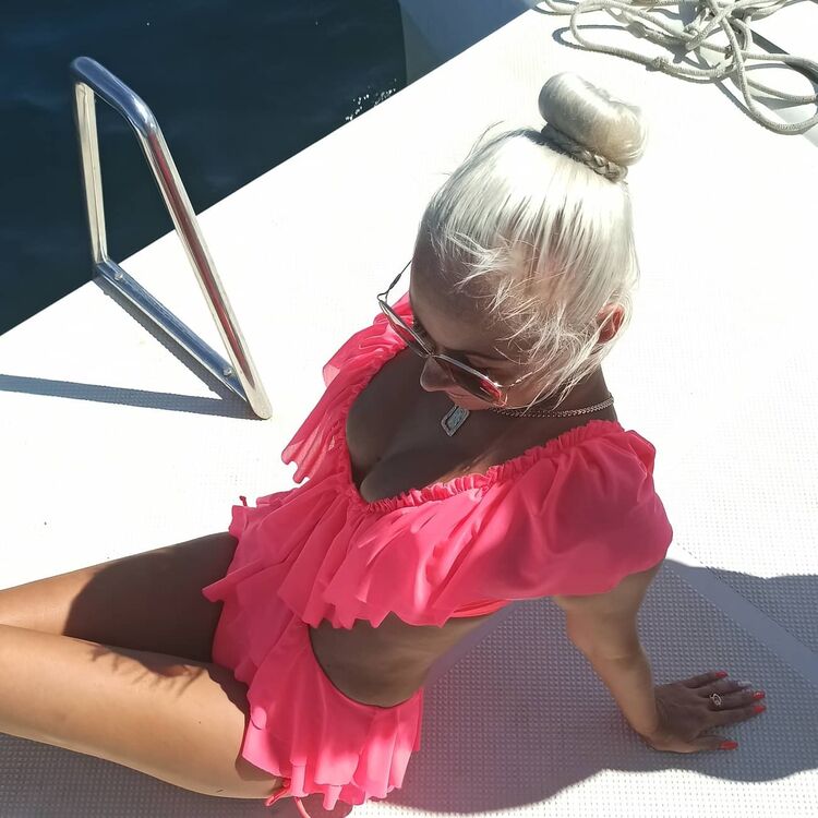  24047245  Ekaterina, 39 ,    