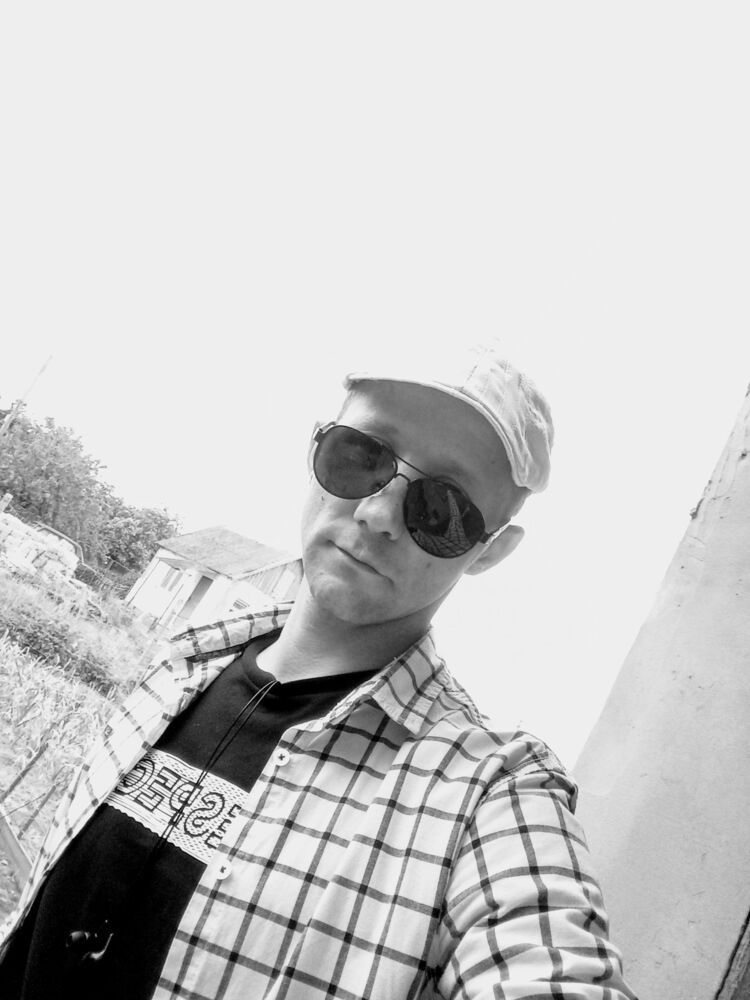  43484385  Eduard, 31 ,    