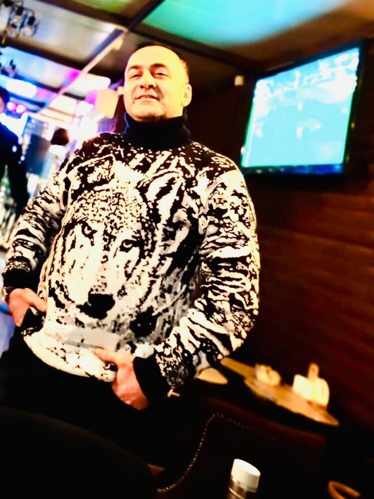  40482875  Farik, 44 ,    