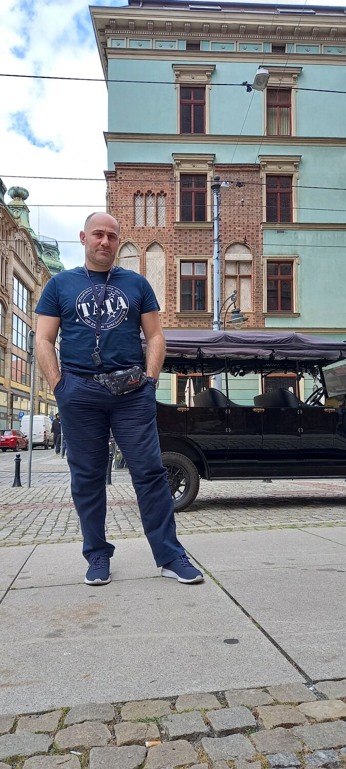  53609465  Zura, 48 ,    