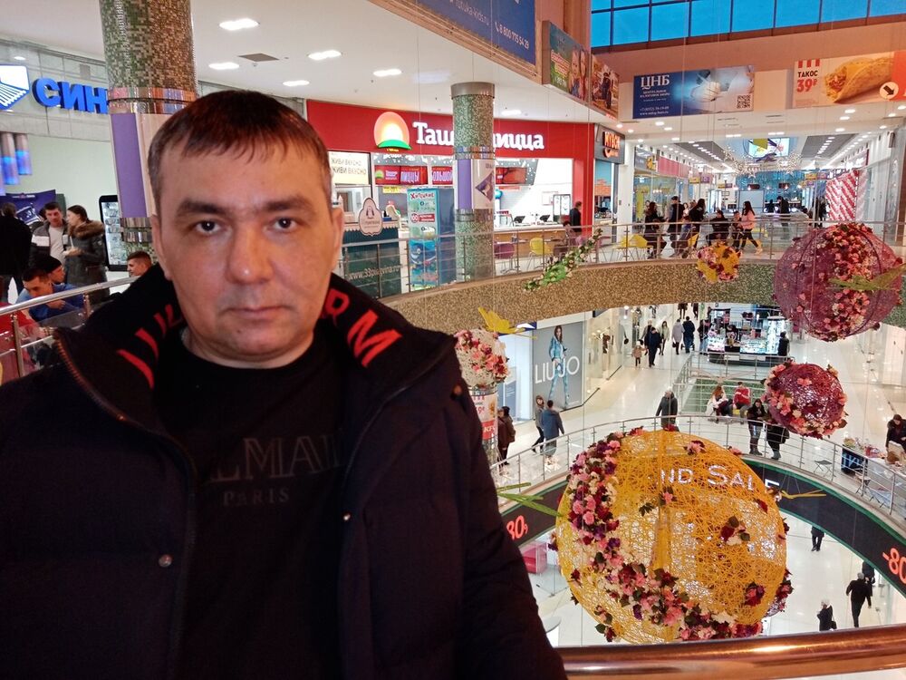  19302345  Fanis, 51 ,    