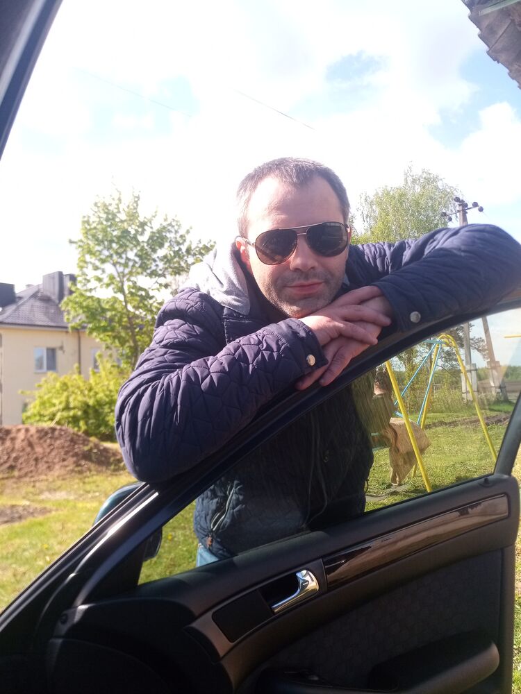 51285635  Andrej, 40 ,    