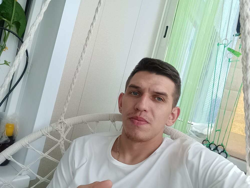  38170645  Nikolai, 32 ,    