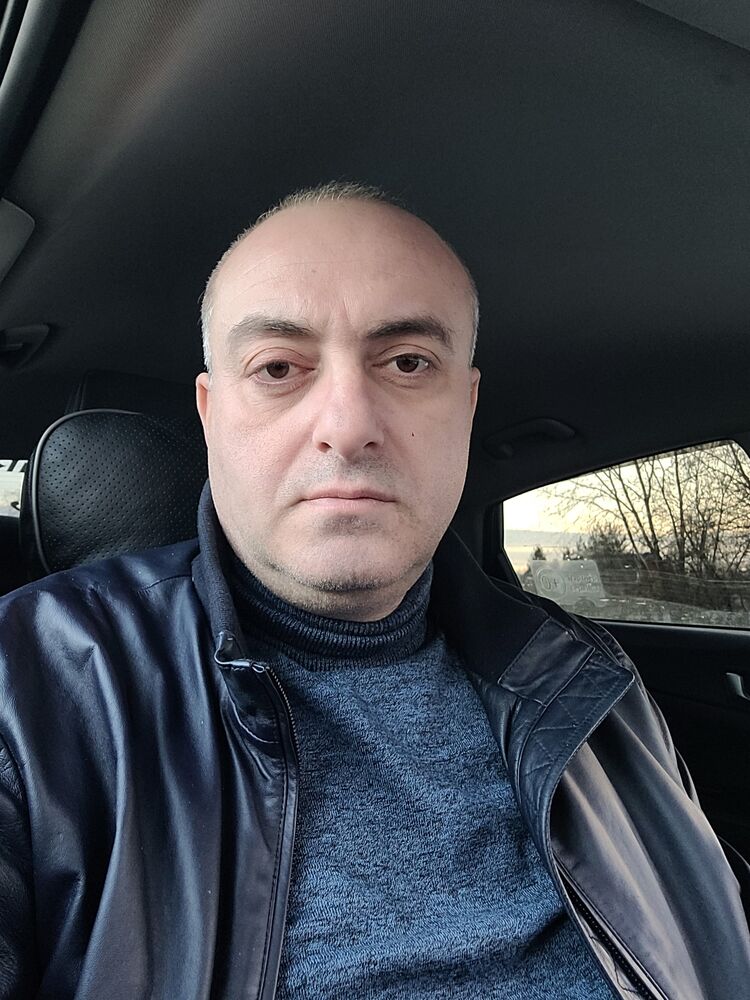  43029065  Garo, 47 ,    