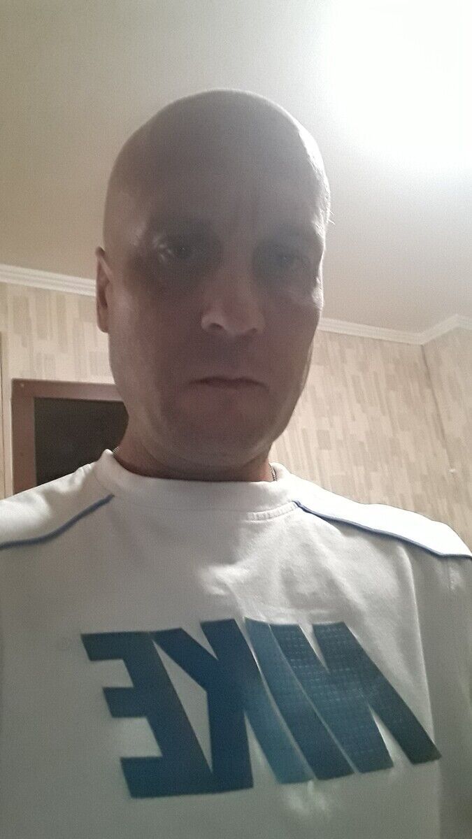 21002705  Igor, 49 ,    