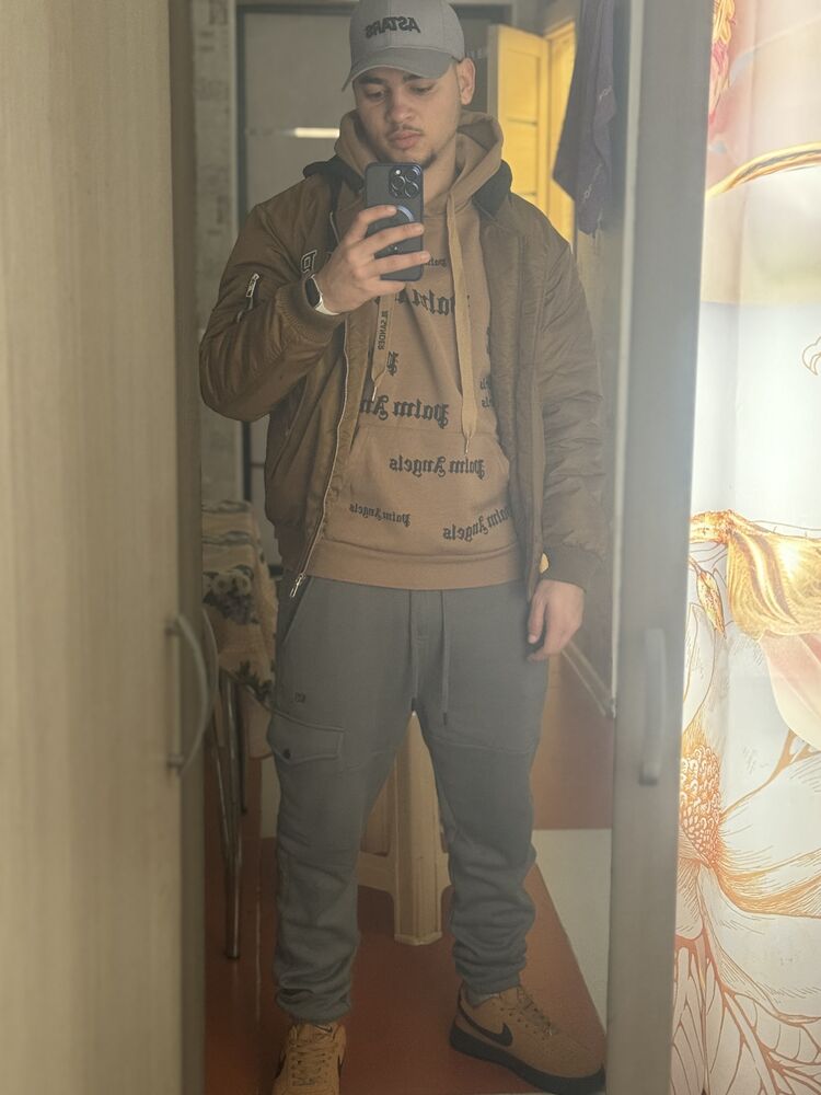  44259845  Jonathan, 24 ,    