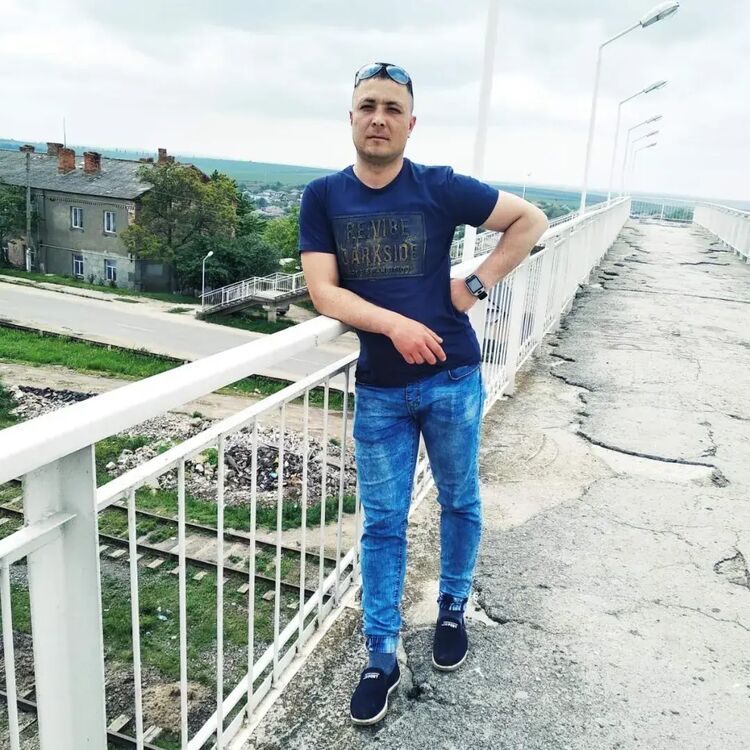  25813655  Victor, 31 ,    