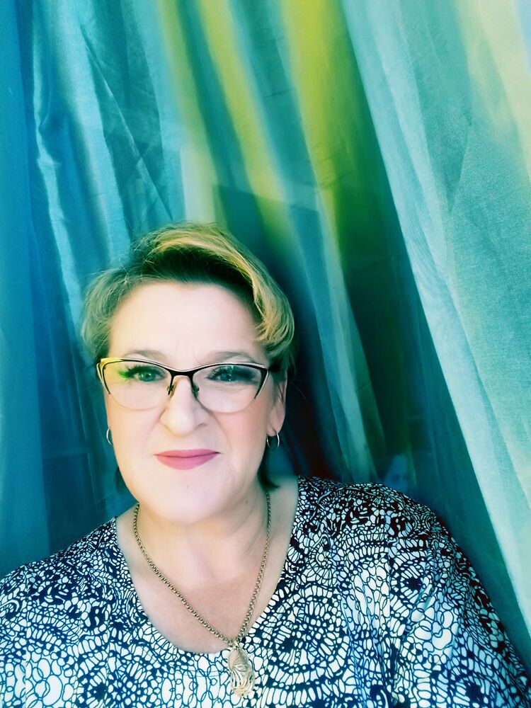  38664125  Julia, 57 ,    