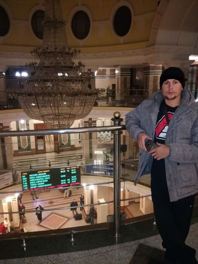  10759375  Artur, 37 ,    