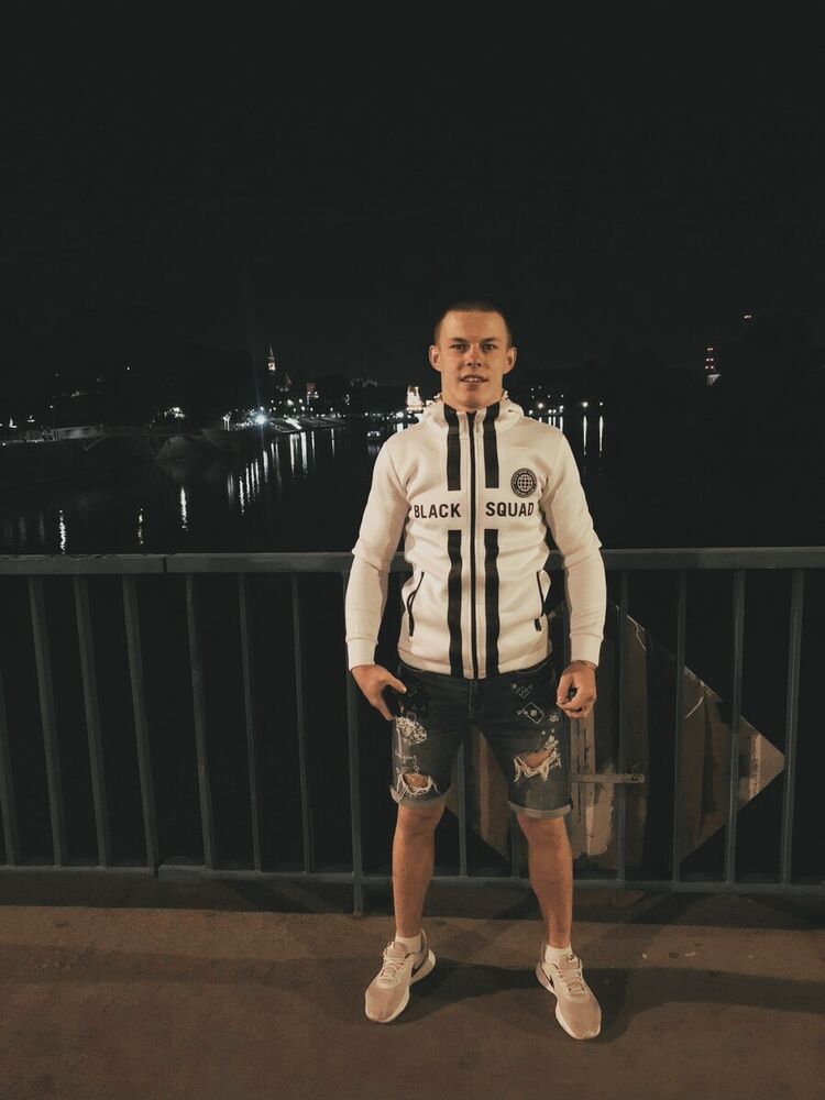  20455645  Viktor, 25 ,    