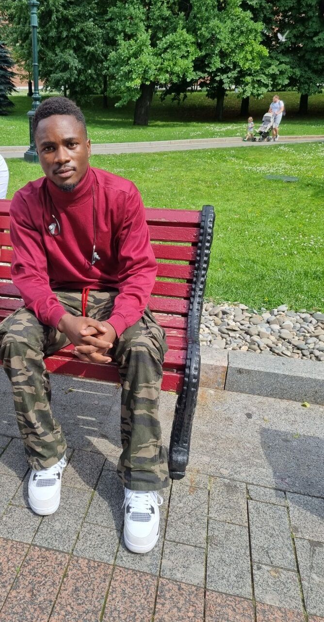  37185155  James, 27 ,    