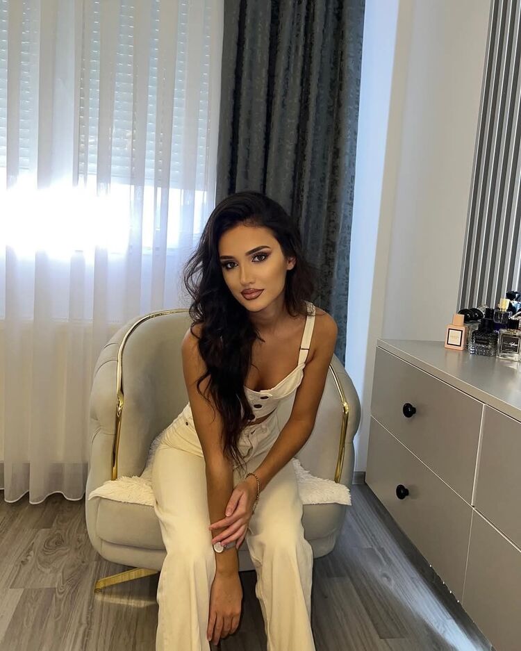  ,   Mila, 40 ,   ,   