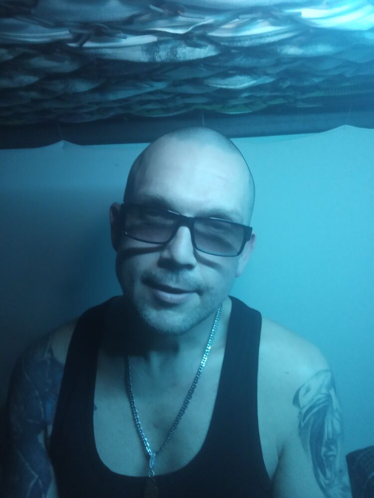  33048855  Denis, 41 ,    