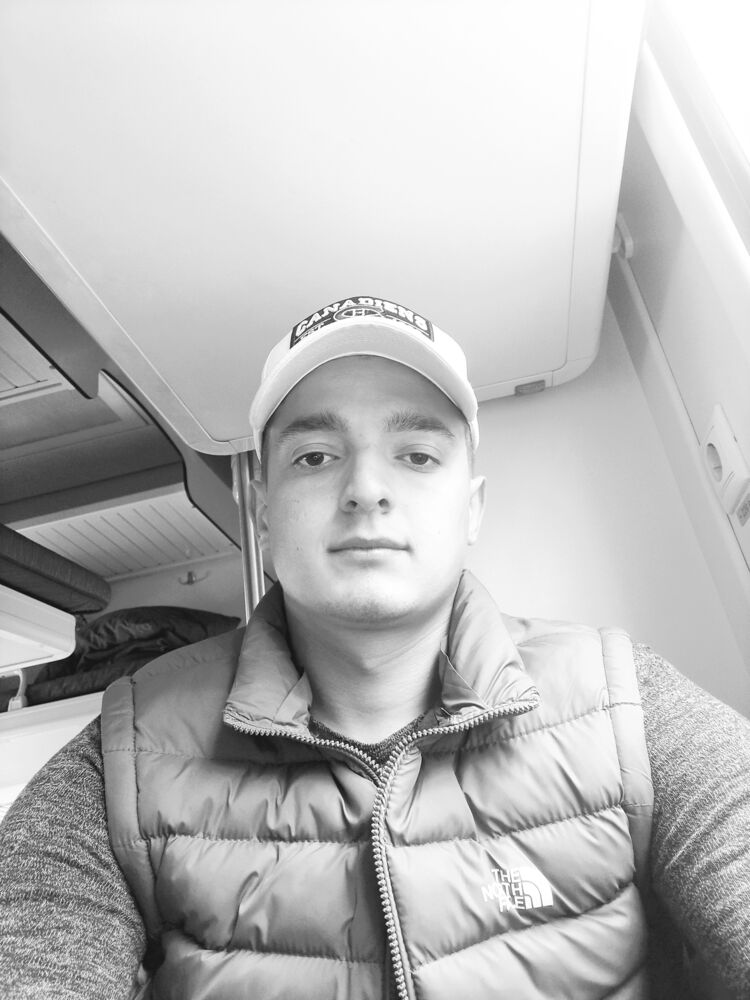  43469905  Viktor, 22 ,    