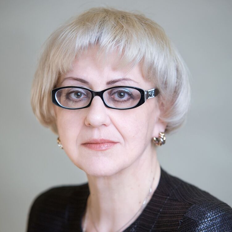 Женщины после 60 в лесу фото красивое. Пожилая женщина за компьютером. Работа после 55 для женщин. Новая профессия после 50 лет для женщин. Вакансии после 55 лет женщине.