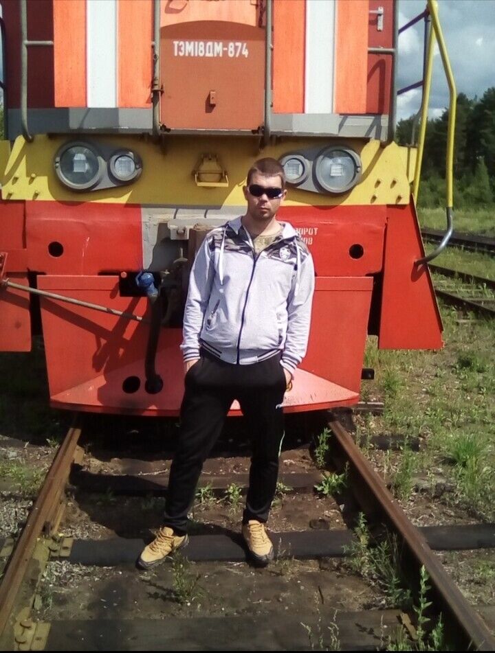  22524495  Viktor, 33 ,    