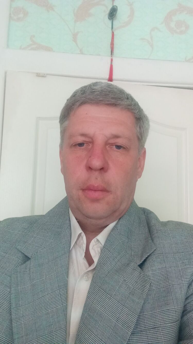  46131675  Konstantin, 47 ,    