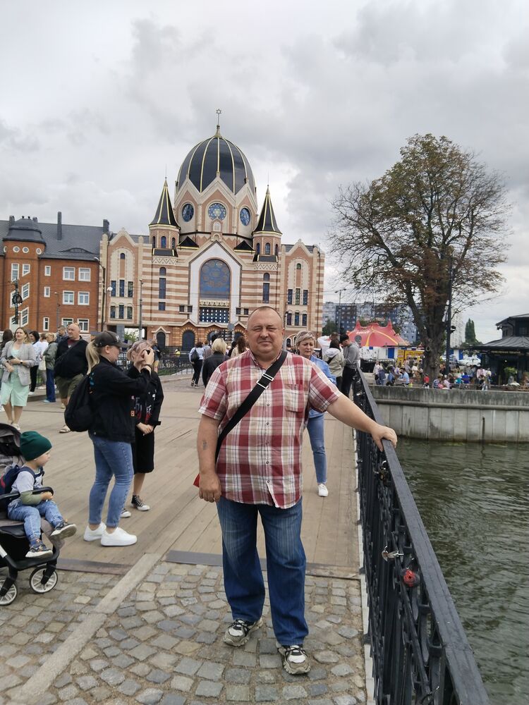  36775885  Viktor, 64 ,    