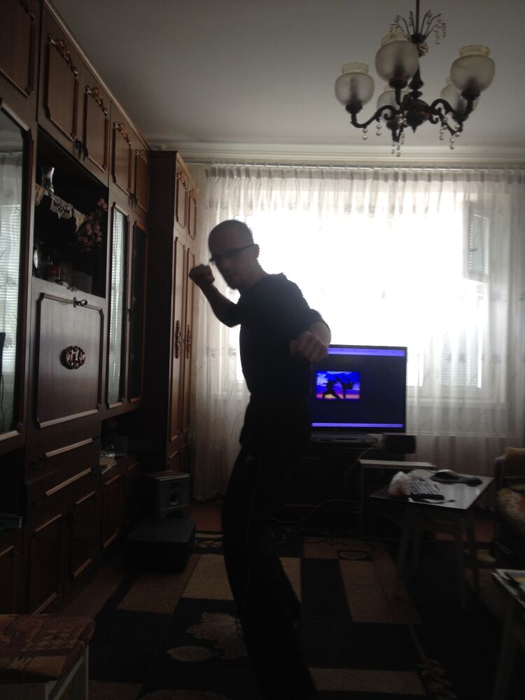  23711615  Vik, 42 ,    