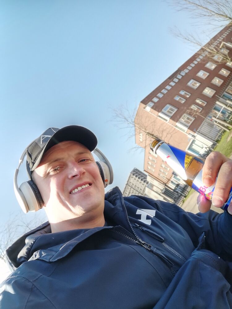  30765765  Eduard, 39 ,    