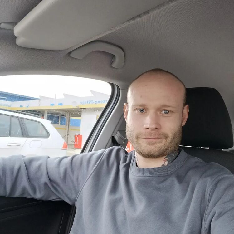  26360405  Yevhen, 36 ,    