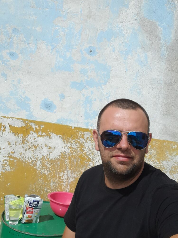  31062435  YURY, 37 ,    