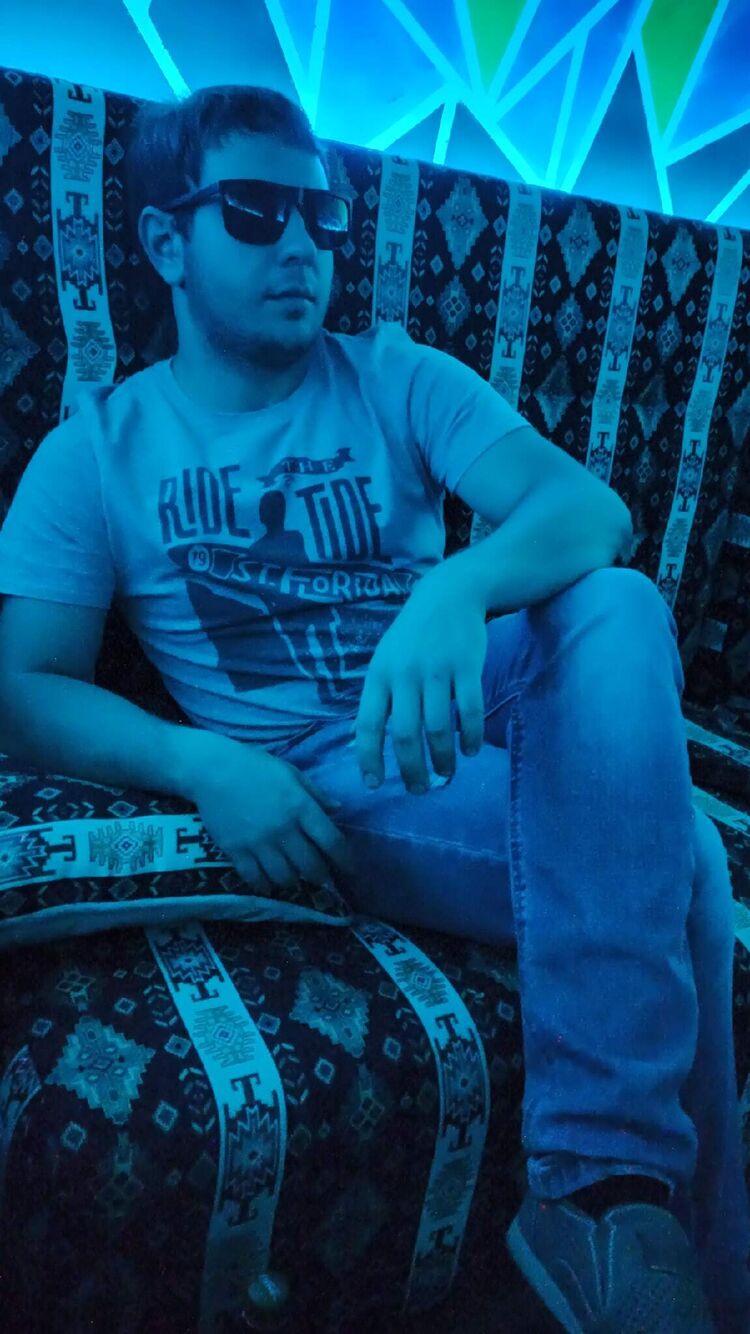  30036095  Denis, 28 ,    