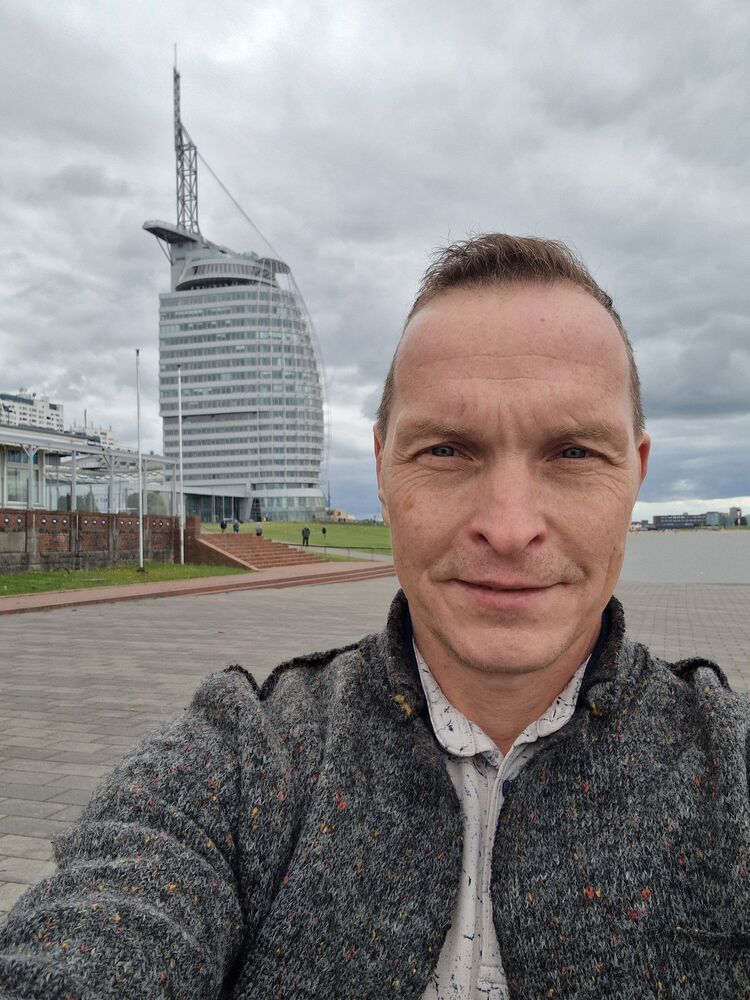  53318995  Roman, 49 ,    