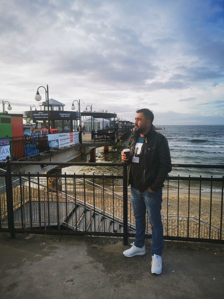  48416685  Bayram, 37 ,    