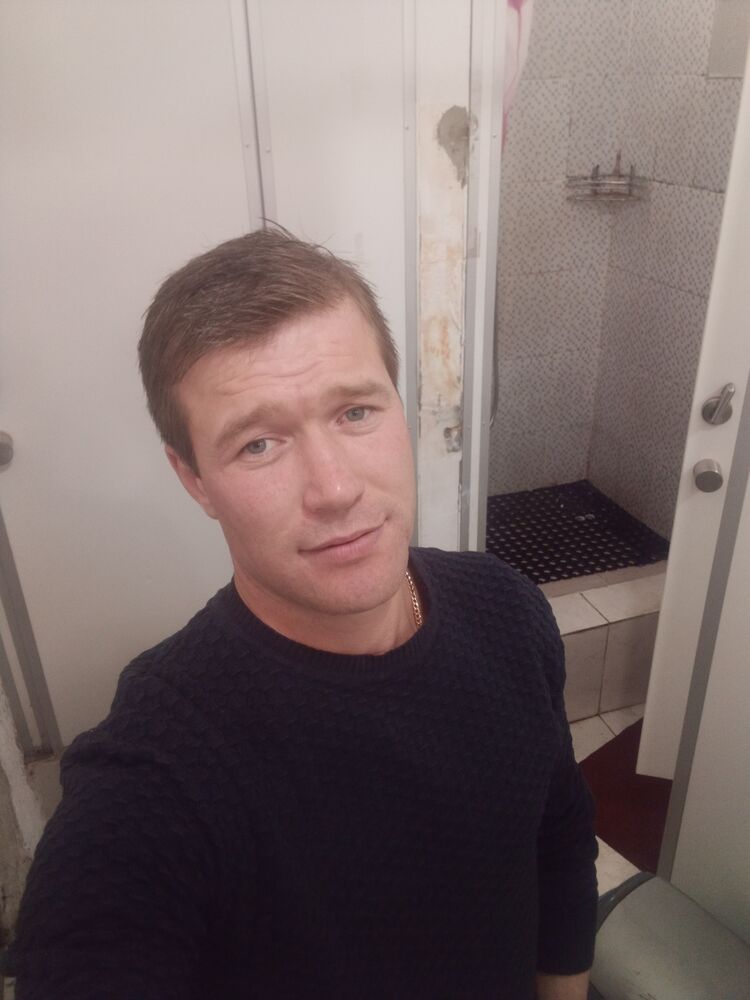  25749105  Vlad, 33 ,    