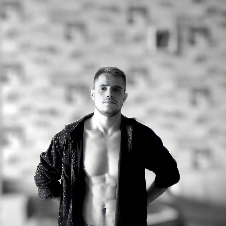  -,   Maxim, 28 ,   ,   , c 