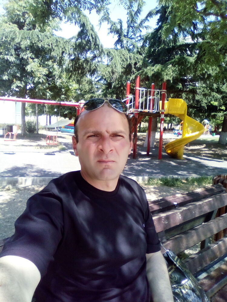  12335875  Manuchar, 44 ,    
