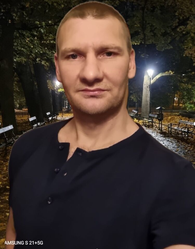  32773415  Daniel, 43 ,    