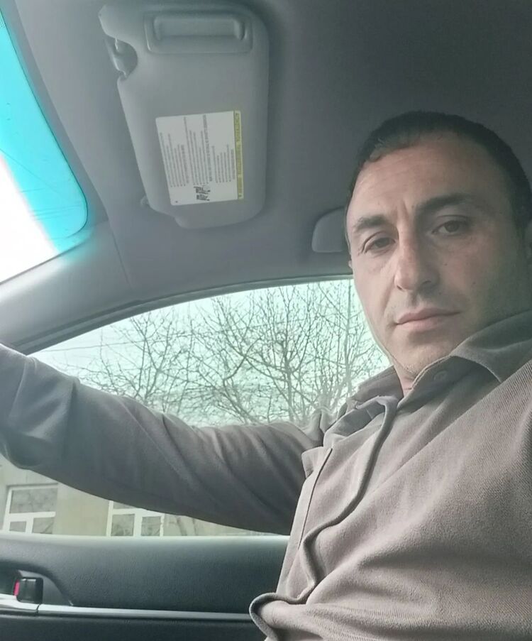  49700855  Armen, 39 ,    