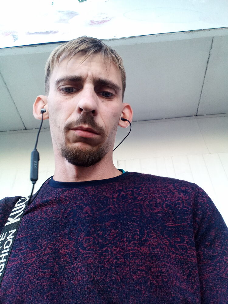  38590375  Pavel, 33 ,    