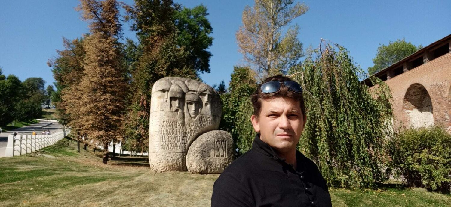  52508895  Mikhail, 53 ,     