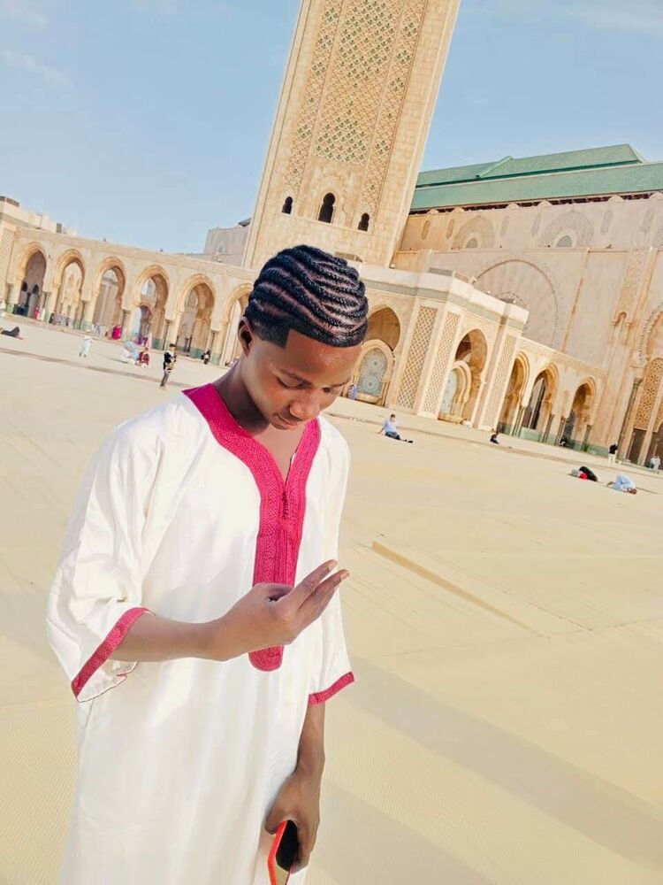  54756945  Ferran, 22 ,    