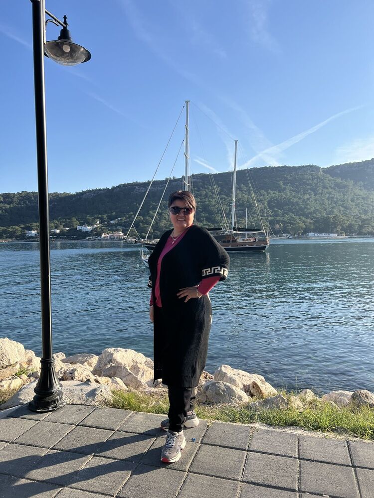  54189585  Venera, 49 ,    Leawood